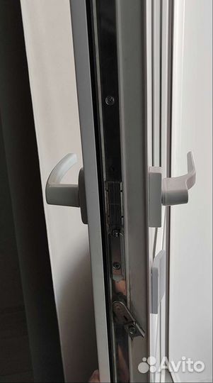 Двусторонняя ручка на двери