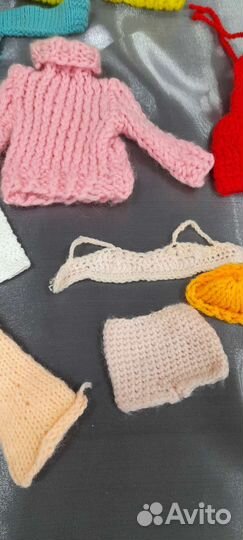 Лот вязаной кукольной одежды плюс кукла