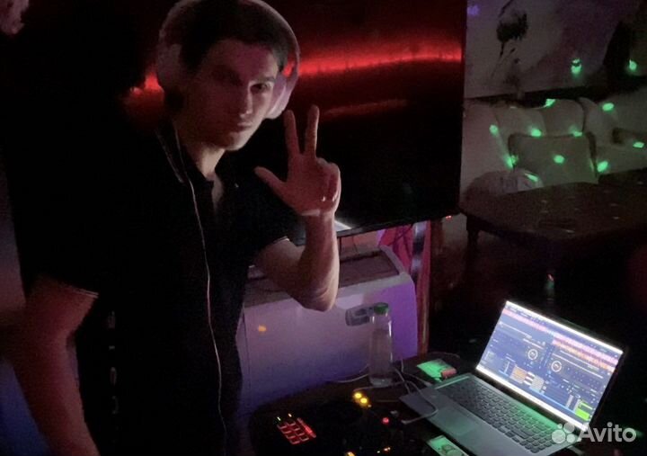 Диджей с профессиональным оборудованием