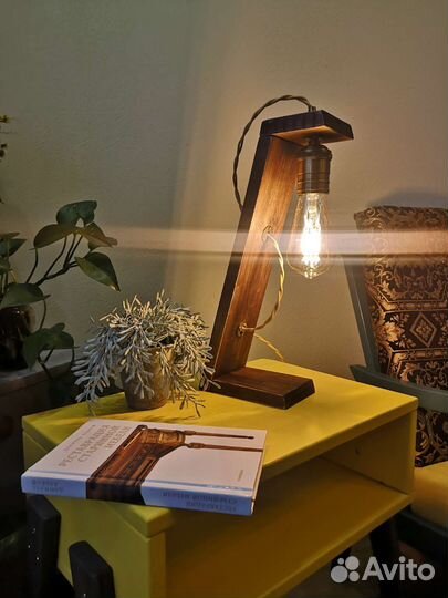 Ретро светильник из дерева и тумбочка