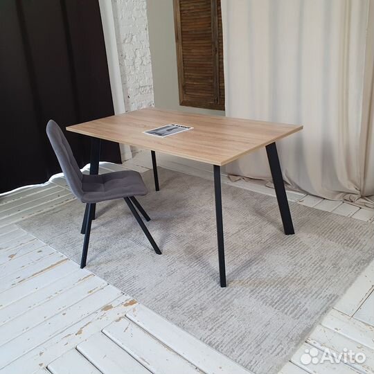 Компьютерный стол Ник Дуб 140*80 см. Черные ножки