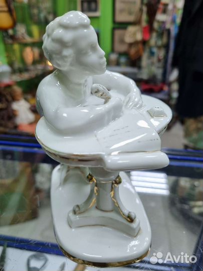 Фарфоровая статуэтка 