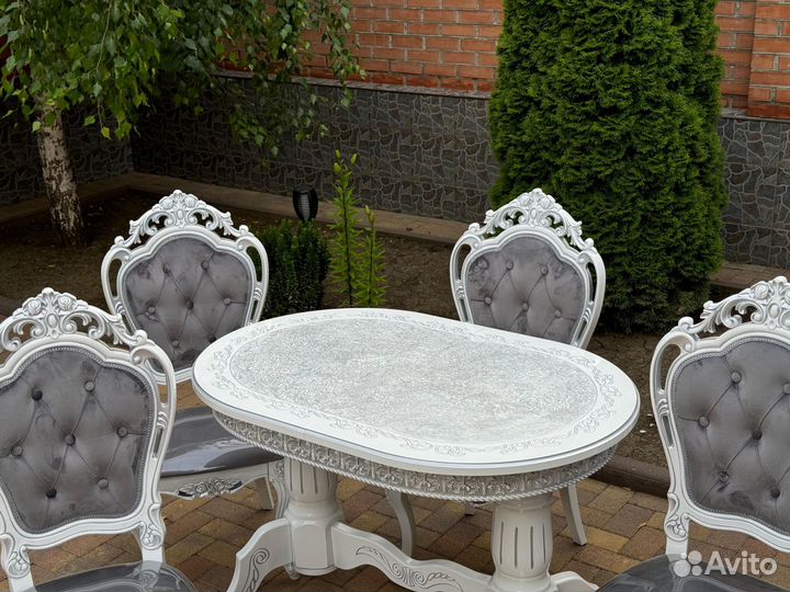 Стол и стулья в гостиную. В наличии