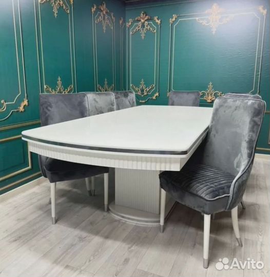 Обеденный стол со стульями