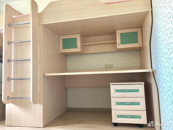 Кровать двухьярусная