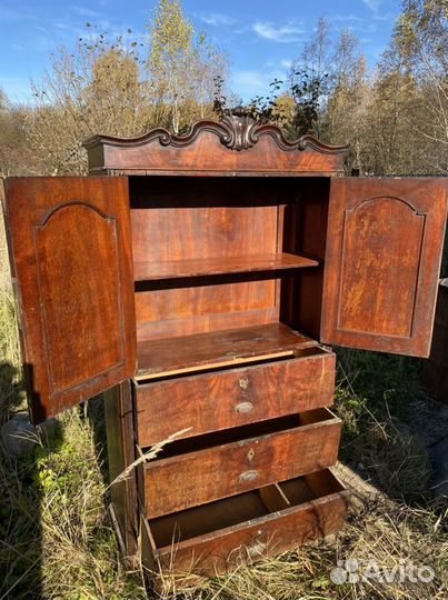 Старинный антикварный шкаф буфет