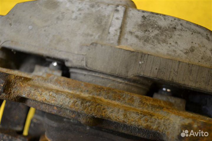 Суппорт передний левый Volvo Xc70