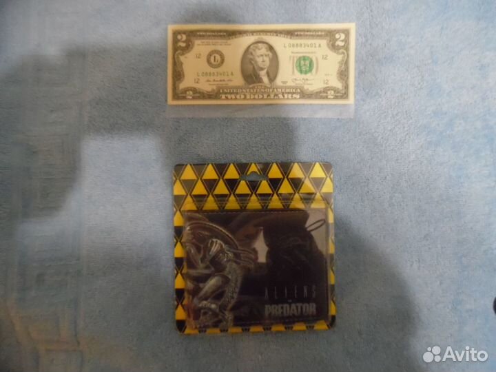 Бумажник. чужой против хищника