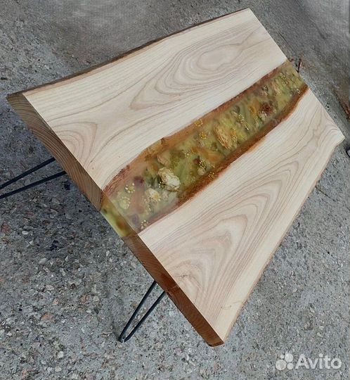 Столешница из дерева, цветов и эпоксидной смолы