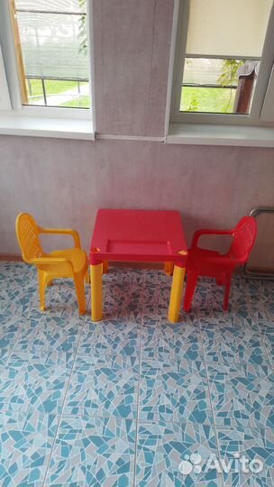 Детский стол и 2 Стула