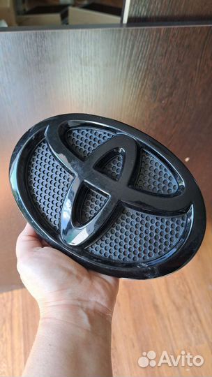 Значок toyota чёрный