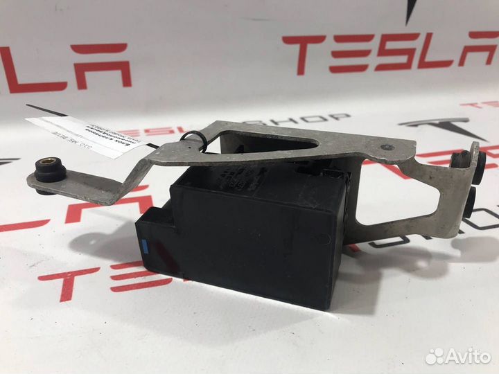 Блок клапанов пневмоподвески Tesla Model S 2015