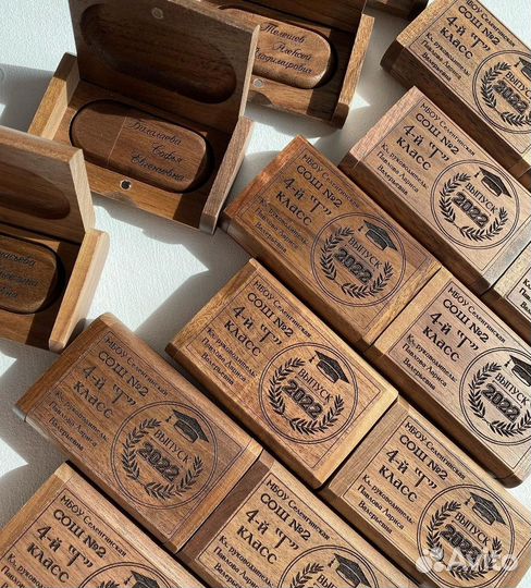 Подарок на выпускной флешка с гравировкой