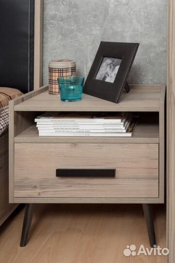 Тумба прикроватная на ножках