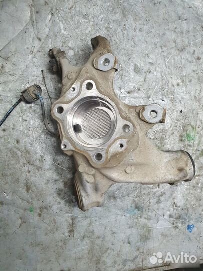 Кулак задний левый Honda Civic 4D