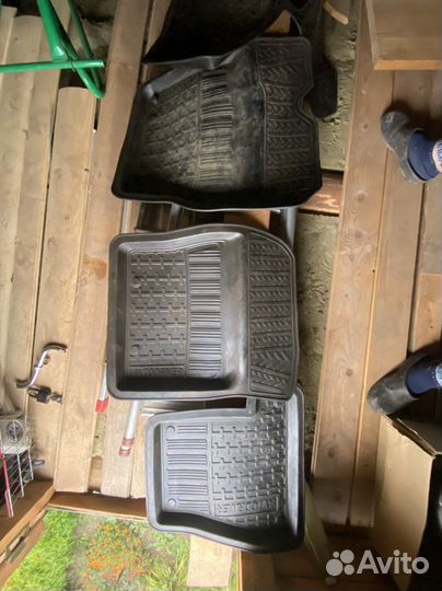 Резиновые коврики в авто