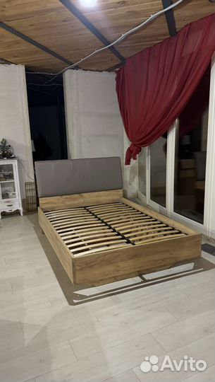 Кровать двухспальная с матрасом бу 140см х 200см