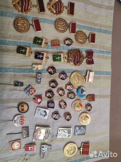 Фарфоровые статуэтки, календарь, значки СССР