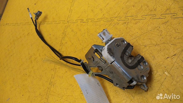 Замок двери задней левой FJ Cruiser