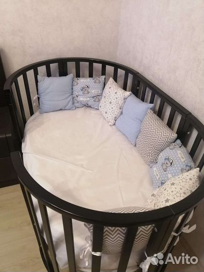 Детская кроватка с маятником