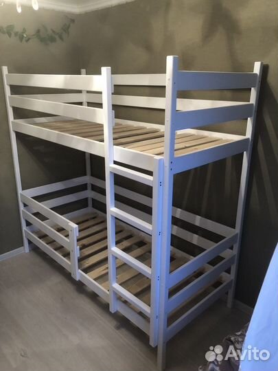 Кровать двухьярусная из массива