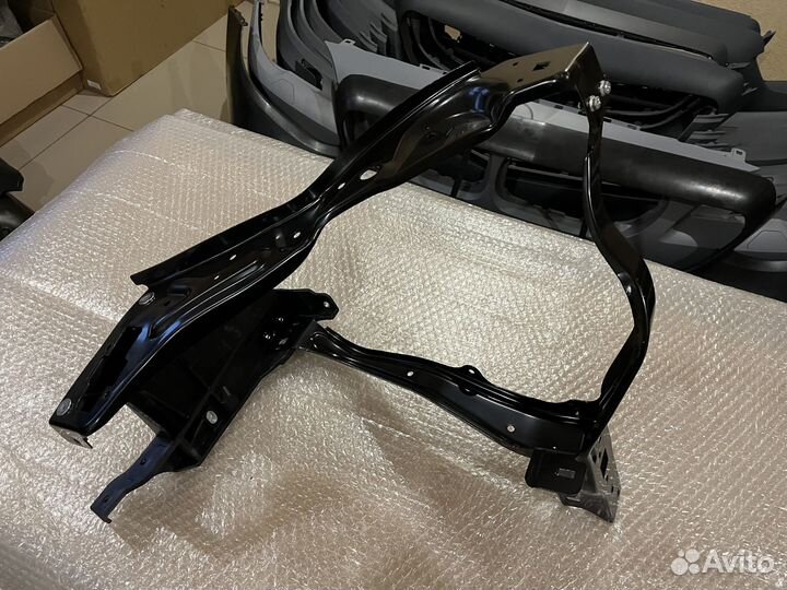 Левый суппорт передней фары Mercedes W212 дорест