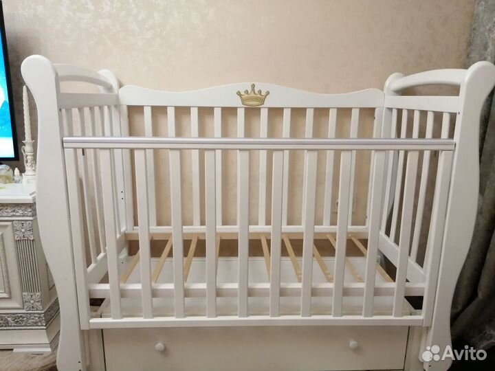Детская кроватка с маятником белая