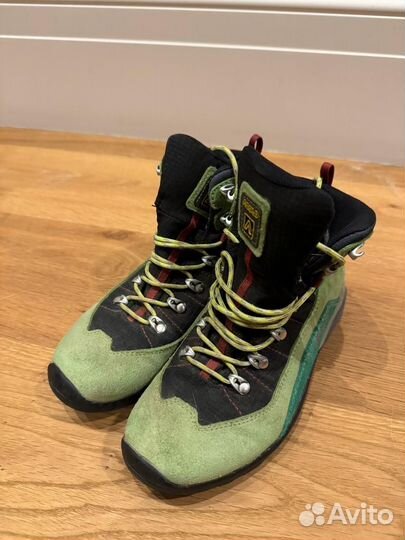 Продаю трекинговые ботинки