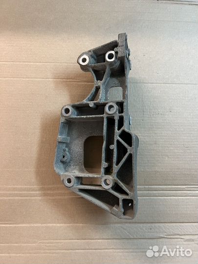 Кроштейн генератора и кондиционера Skoda Oktavia