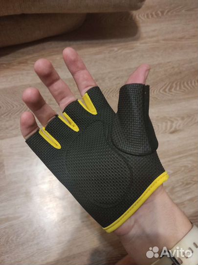 Спортивные перчатки