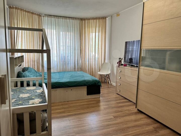 3-к. квартира, 84 м², 1/10 эт.