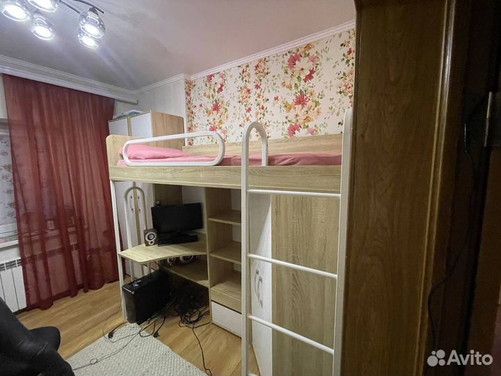 Детская кровать чердак со столом и шкафом