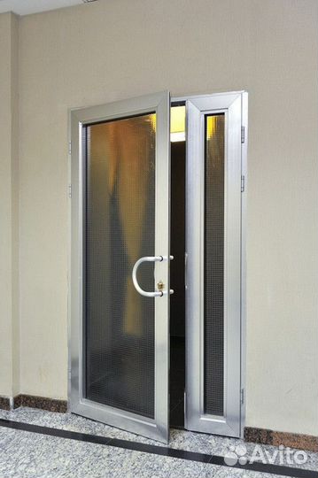 Алюминиевая дверь новая