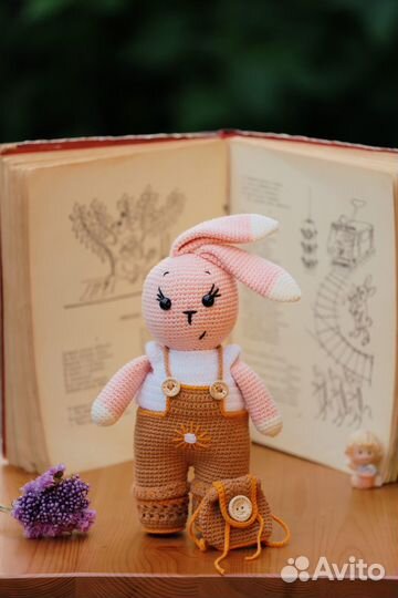Зайчик вязаный - чудесный подарок