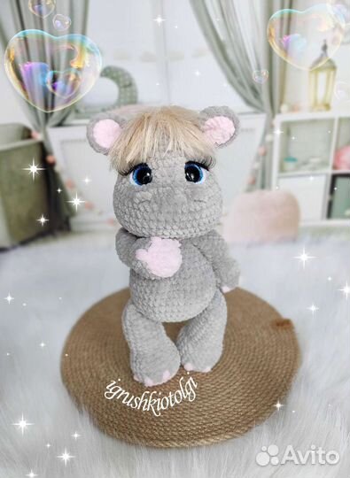 Вязаная плюшевая игрушка - бегемот