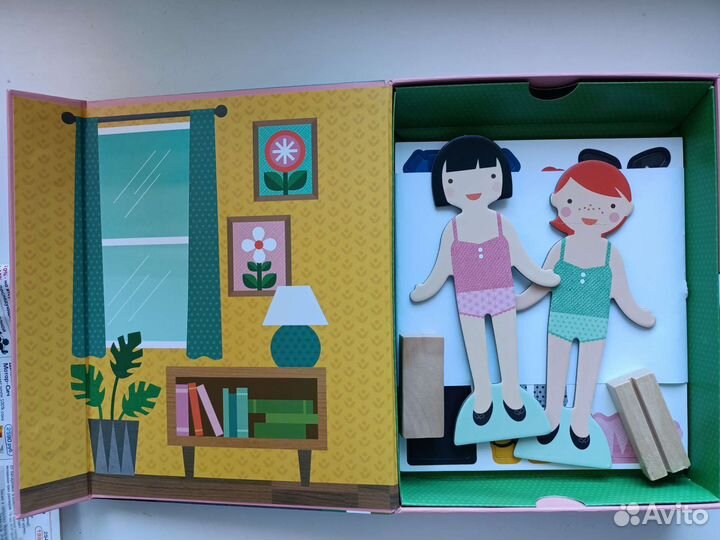 Кукла с одеждой. Магнитная на дереве