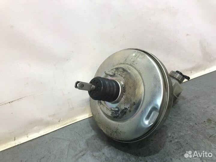 Главный тормозной цилиндр и вакуумный усилитель в