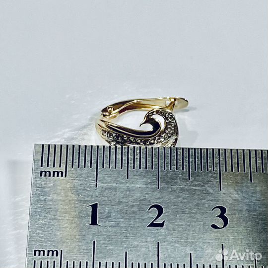 Золотые серьги с камнем