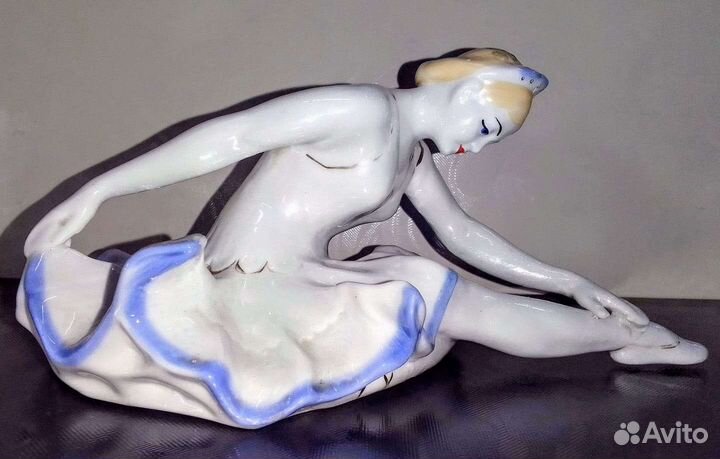 Фарфоровая статуэтка