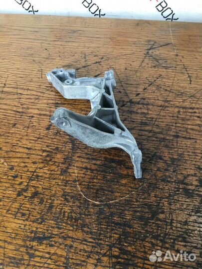 Кронштейн Mercedes E-Class W212 M271 1.8TI 2010