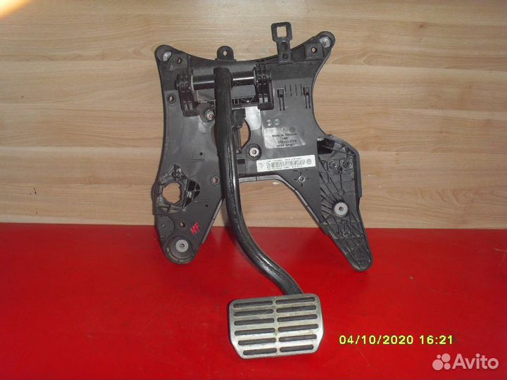 Педаль тормоза Volkswagen Touareg (NF) (7P5)