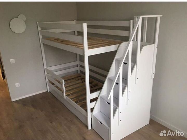 Двухъярусная детская кровать с лестницей комодом