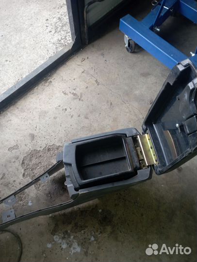 Подлокотник Derways Plutus