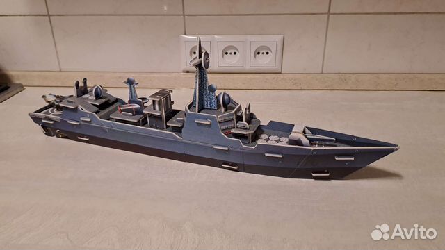 Модели кораблей и танка большие