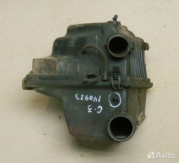 Корпус воздушного фильтра VW Golf 3 (дефект)