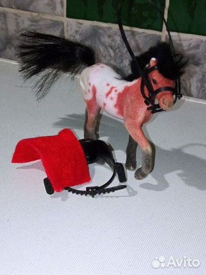 Кобыла в сбруе