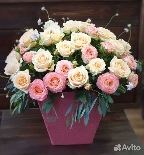 Букет из роз микс в коробке доставка Пластуновская