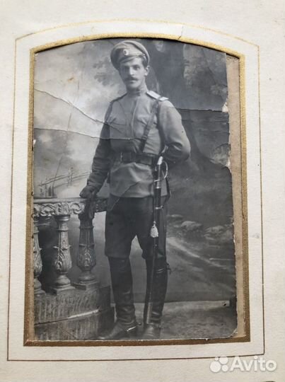 Антикварный фотоальбом с фотографиями