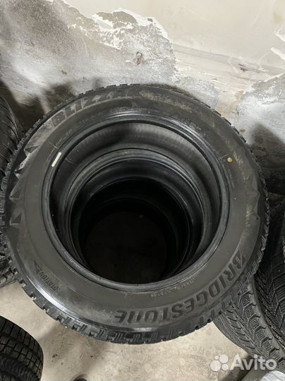 Bridgestone Blizzak Spike-01 225/60 R17