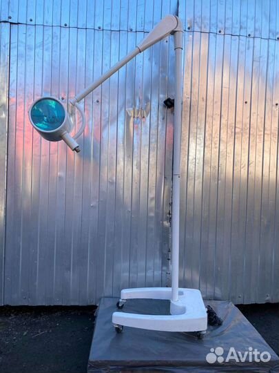 Светильник медицинский напольный